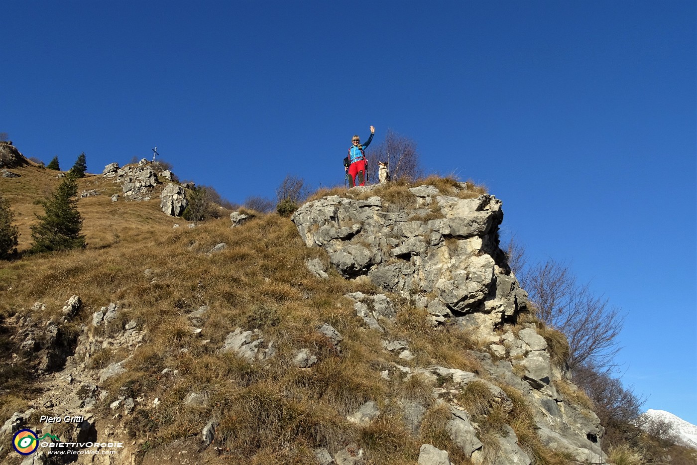 27 In ripida salita verso la croce del Monte Castello.JPG